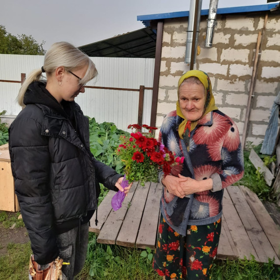 пожилые люди.